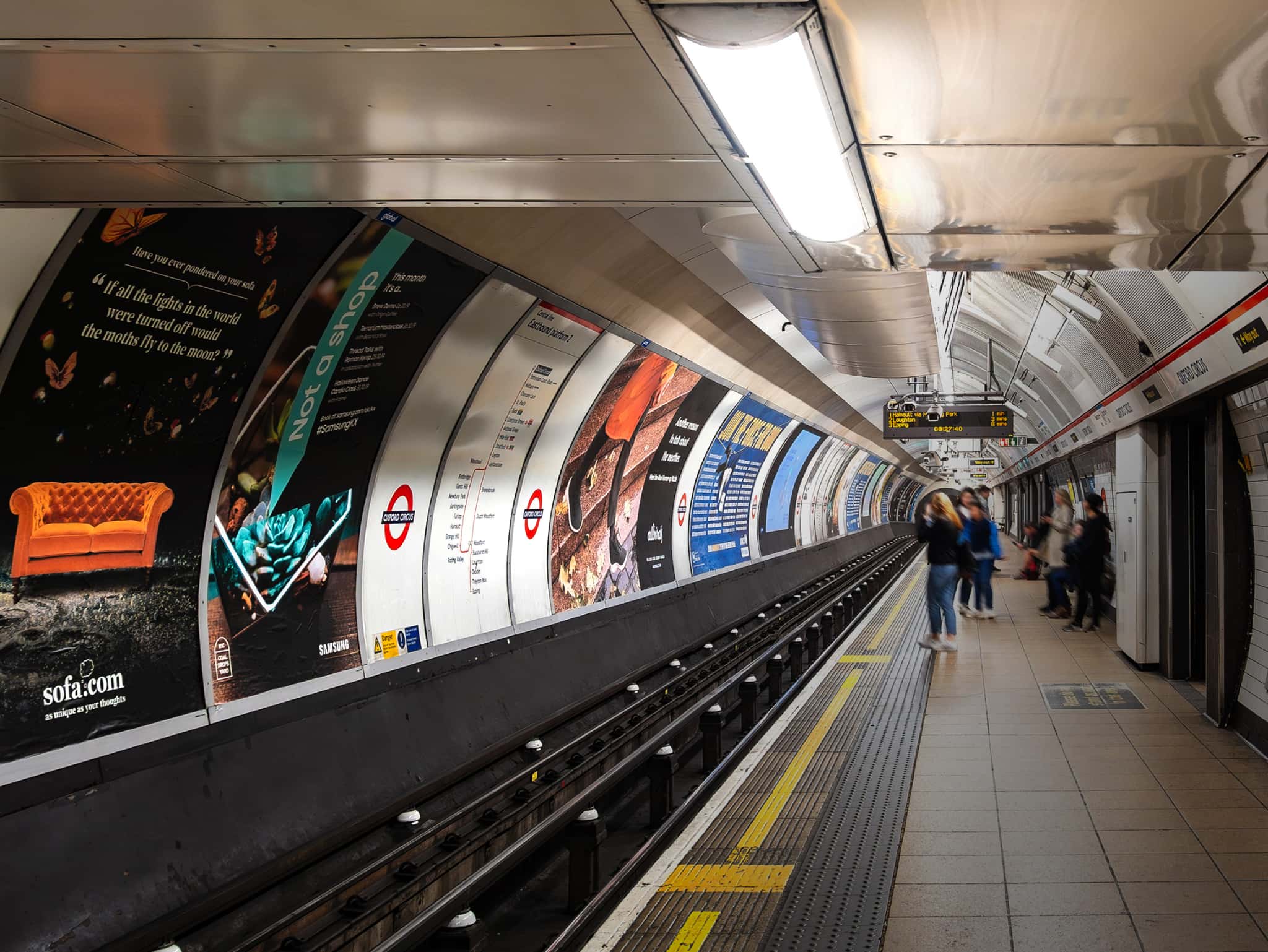 無事故50年、駅広告を支える確かな施工力